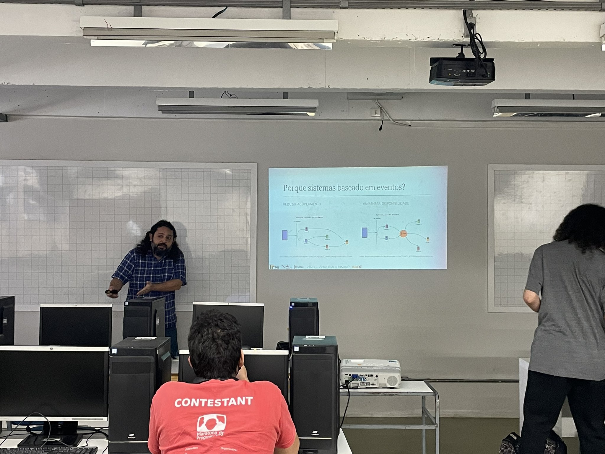 Victor Osório mostrando sobre Modelagem de sistemas baseado em eventos 🤯 . Foto: Guilmour Rossi